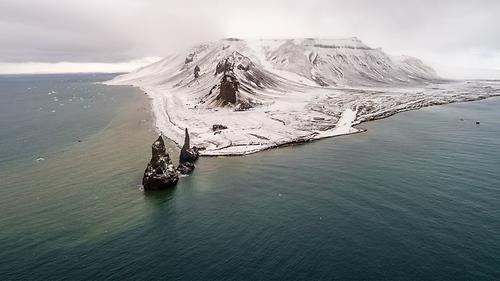 Die Hall-Insel, im Vordergrund das Kap Tegetthoff.