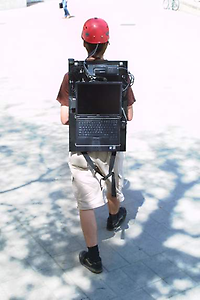 Bild 5: TU-Student mit tragbarem System für Augmented Reality (Quelle: D. Schmalstieg)