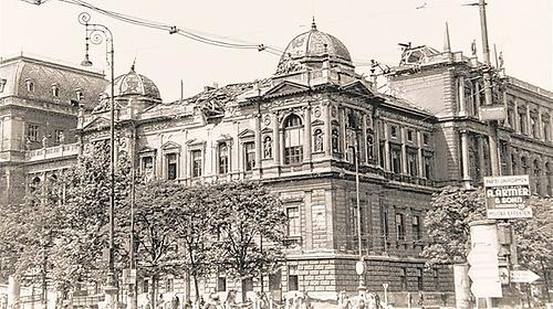 Blick auf das beschädigte Hauptgebäude der Wiener Universität (1945)