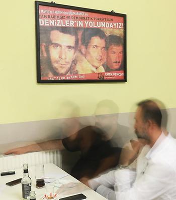 Can Tohumcu (links) und Hüseyin Tunc in den Räumen des Vereins DIDF.