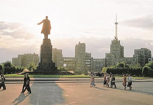 Lenin-Denkmal und das 'Derschprom'-Gebäude in Charkiw