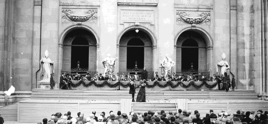 22. August 1920: die Geburtsstunde der Salzburger Festspiele mit dem 'Jedermann' am Domplatz. Vorne: Alexander Moissi in der Titelrolle und Johanna Terwin als Buhlschaft