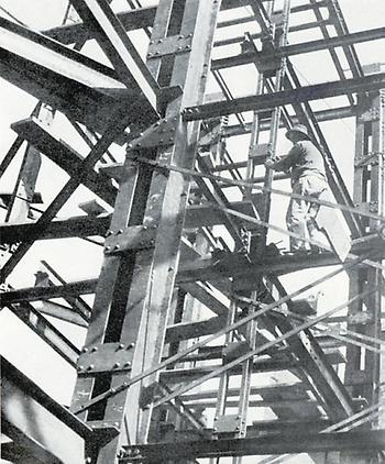 Amerikanismus in Wien: Hier der Bau des ersten Hochhauses in der Herrengasse. Ein Foto von Otto Skall, 1932