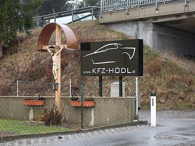 Ludersdorf: Das Sakrale und das Profane in enger Nachbarschaft. (Foto: Martin Krusche)