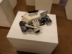 Künstler Niki Passath hat das Fahrzeug-Prinzip auf ein ganz anderes Thema umgelegt. Er baut kleine Vehikel, die malen und zeichnen. (Foto: Martin Krusche)
