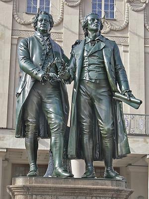 Das Goethe-und-Schiller-Denkmal vor dem Deutschen Nationaltheater in Weimar