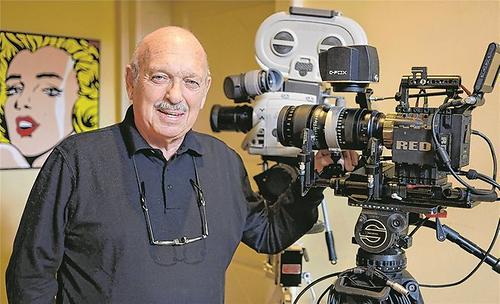 Fritz Gabriel Bauer mit zwei von ihm entwickelten Kameras