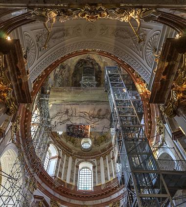 16 Jahre lang stand diese Konstruktion in der Wiener Karlskirche. Nachdem sie 2018 durch eine etwas kompaktere Konstruktion ersetzt worden war, wurde diese Ende November 2022 abgebaut.