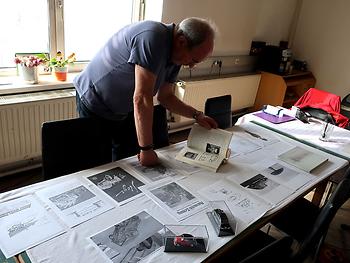 Museumsleiter Karlheinz Rathkolb bei der Durchsicht von Archivalien. (Foto: Martin Krusche)
