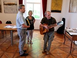 Von links: Gemeinderat Karl Bauer, Malerin Helga Hudin und Musiker Reinhard Ziegerhofer, (Foto: Martin Krusche)