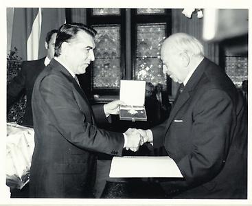 Ordensverleihung durch Wiens Bürgermeister Helmut Zilk, 1985