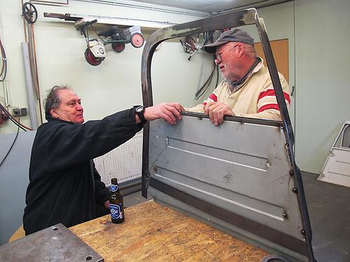 Altes Handwerk bedeutet nicht bloß Töpferei, Schnitzen, Schuhe flicken und Kerzenziehen. Hier die Altmeister Fredi Thaler (links) und Walter Pillich bei Spenglerarbeiten für ein altes Automobil. - (Photo: Martin Krusche)