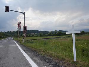 Manchmal warnt die Behörde mit schlichten Zeichen: Das weiße Kreuz am Schlachtfeld Straße wie einst das Birkenkreuz – (Foto: Martin Krusche)