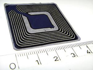 RFID Chip, wie er als Sicherungsetikett auf Waren geklebt wird – (Foto: Maschinenjunge, Creative Commons)