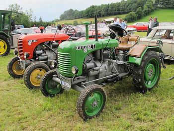 Der legendäre Fünfzehner (ein Steyr 80 aus der Baureihe 13) vor einem Steyr aus der Jubiläumsserie. (Foto: Martin Krusche)