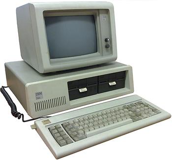 IBM PC 5150: Anfang der 1980er Jahre kamen sogenannte „Mikrocomputer“ zu erschwinglichen Preisen auf den Markt. Die Personal Computer (PC) von IBM mit dem Betriebssystem von Microsoft wurden zum „Industriestandard“ – (Foto: Ruben de Rijcke, Creative Commons)