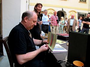 Buchbinder Johann Kober wurde von maschinellen Fertigungsstraßen bis heute nicht vom Markt verdrängt – (Foto: Martin Krusche)