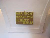 Mein Lieblings-Beuys in rustikaler Paraphrase: „Wer nicht denken will fliegt raus“ – (Foto: Martin Krusches Wunderkammer)