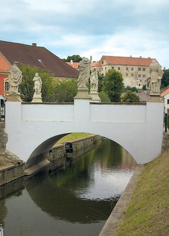 Eine Brücke über die Pirnitz, die von Hoffmann detailliert beschrieben wurde