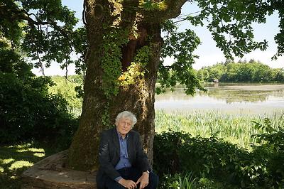 Alfred Kolleritsch vor der Eiche bei seinem Heimathaus in Brunnsee