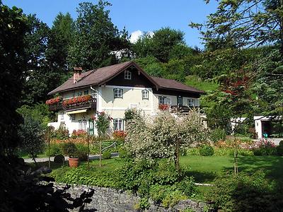 Das ehemalige Wohnhaus 'Wiesmühl' von Carl Zuckmayer in Henndorf am Wallersee in Salzburg.