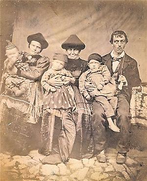 ranz Michael Felder mit Ehefrau (links), Mutter (Mitte) und Kindern