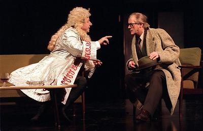 'Die Physiker' am Wiener Volkstheater (1999): links Heinz Petters als 'Newton', rechts Rudolf Jusits (r.) als Kriminalbeamter Richard Voß
