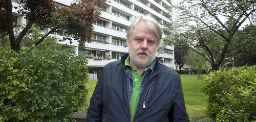 Der Autor Manfred Klimek vor dem Wiener Gemeindebau