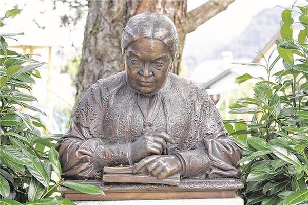 Das Denkmal Marie von Ebner-Eschenbachs in St. Gilgen