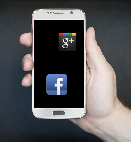 Smartphone mit Google+ und Facebook-Icons