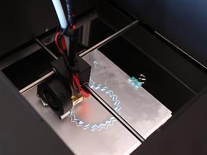 Der 3D-Drucker wird mit Code gefüttert und bringt Gegenstände heraus. – (Foto: Martin Krusche)