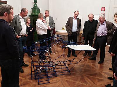 Nicht die Arbeit der Maschine, die von ihr veranlaßte Geselligkeit unter den Menschen hat jene Situation bestimmt. – (Foto: Martin Krusche)