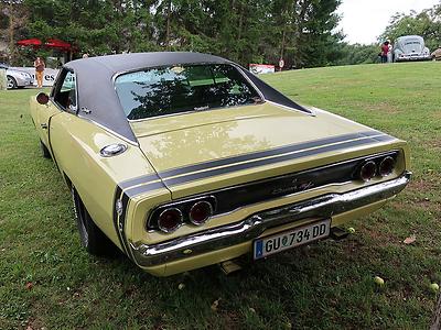 Markantes Mopar-Dekor: Ein Dodge Charger mit Bumblebee Stripes. (Foto: Martin Krusche)