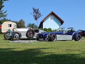 Lotus Seven-Variation vor einem Bugatti T37-Nachbau. (Foto: Martin Krusche)