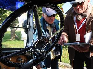 Helmut Oberzill (links) und Rainer Kraus bei der Roadbook-Exegese. Das klappbare Lenkrad des Steyr macht das Ein- und Aussteigen leichter. (Foto: Martin Krusche)