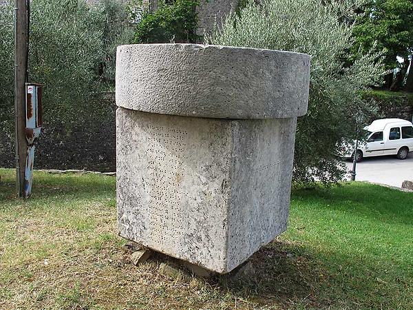Der verstummte Stein. Ein seiner Schrift entledigtes Denkmal in Istrien. - (Foto: Martin Krusche)