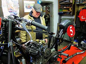Beispiel: Sigi Cmyral arbeitet an einem Vorkriegs-Motorrad – (Foto: Martin Krusche)