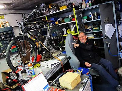 Altmeister Fredi Thaler in seiner Werkstatt - (Foto: Martin Krusche)