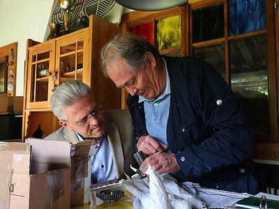Altmeister Fredi Thaler (rechts) erläutert Puch-Enthusiast Robert Prokschi wünschenswerte Qualitätsmerkmale von Getriebekomponenten. (Alle Fotos: Martin Krusche)