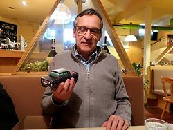 Michael Toson mit einem Miniatur-Dreiachser aus Papier. (Foto: Martin Krusche)