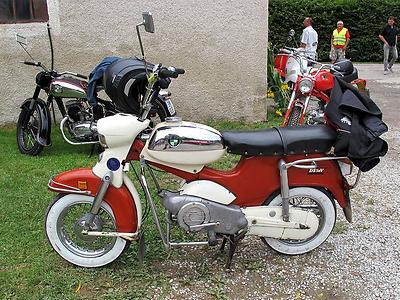 DS 50 V: Variante mit Stürzbügel vor zwei Spitzenprodukten, links dahinter die Puch 250 TF, rechts eine Puch MC 50.. (Foto: Martin Krusche)