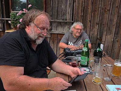 Filmproduzent Fritz Erjautz (links) und Youngtimer-Pilot Rudolf Nuster (Foto: Martin Krusche)