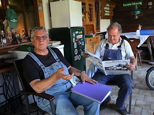 Manfred Haslinger (links) und Fredi Thaler in der Laube. (Foto: Martin Krusche)