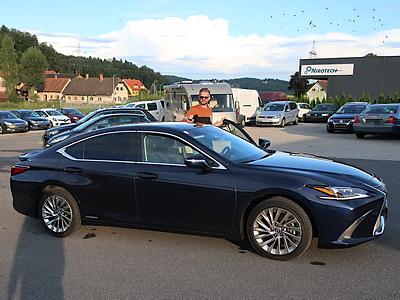 Norbert Gall als Konzertmeister im Lexus ES 300h. (Foto: Martin Krusche)