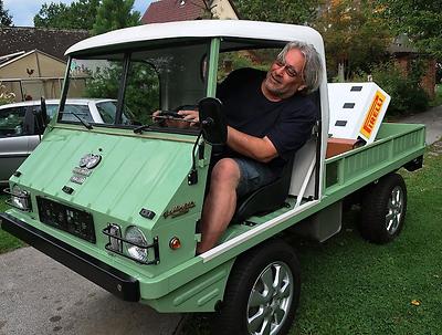 Autor Martin Krusche in einem Unikat, dem Weingartmann*schen Renn-Haflinger. (Foto: Manfred Haslinger)