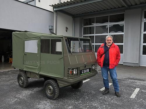 Autor Martin Krusche beim wieder aufgebauten Vorserien-Haflinger, dem AP 600 (Foto: Heimo Müller)