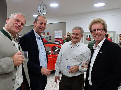 Unternehmer Ewald Ulrich (2.v.r.) mit den Bürgermeistern (v.l.) Peter Moser, Robert Schmierdorfer und Werner Höfler. – (Foto: Martin Krusche)