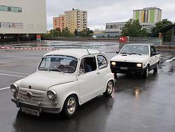 Leicht modifizierter Fićo vor einem seltenen Yugo Cabrio. – (Photo: Martin Krusche)