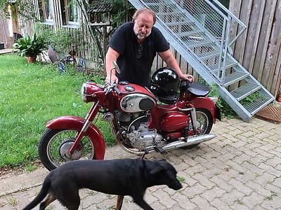 Fritz Erjautz an der langlebigen 250er Puch. (Foto: Martin Krusche)