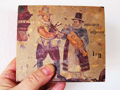 Gerlinde und Hans Haid geben Beispiele, wie Authentizität in Klang und Inhalt vorkommt; allerdings nicht in unseren gängigen Kulturprogrammen: „musica alpina“ – (Foto: Martin Krusche)